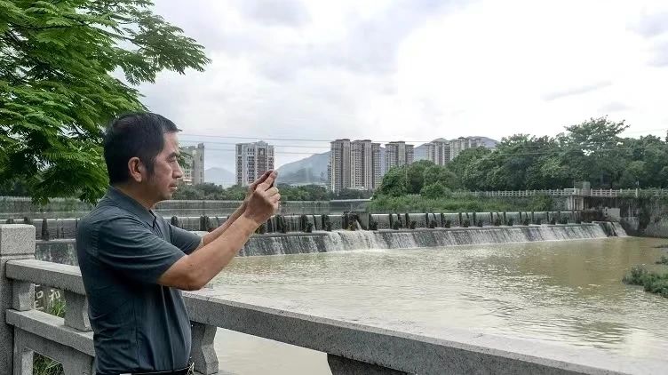 乡愁河长、余光中馆馆长周梁泉巡河、护河