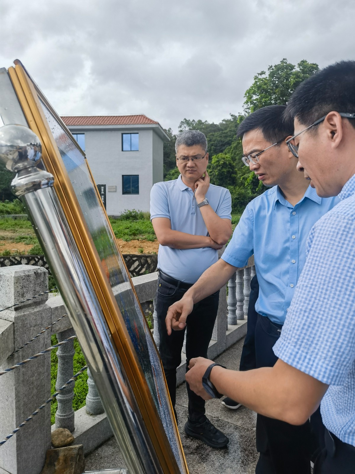 6月29日,市领导带队前往惠女水库调研生态环境保护工作